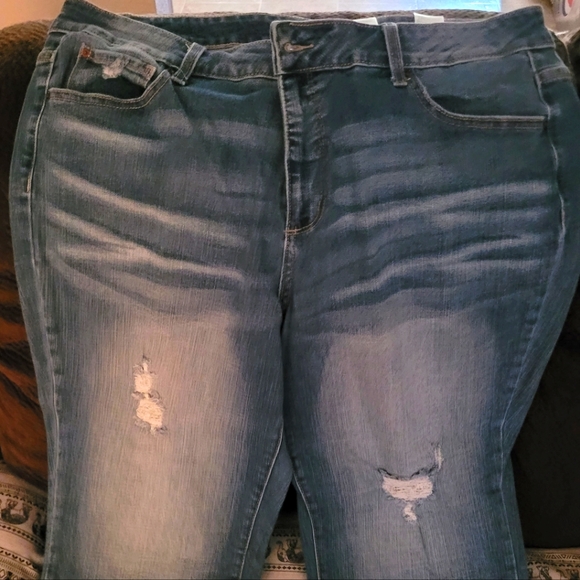 EUC DISTRESSED CAPRIS - Picture 1 of 3